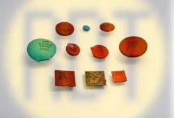 118. Конденсаторы керамические плоские (флажки).