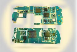 21.Платы с мобильных телефонов (нового поколения, 5 и менее чипов).